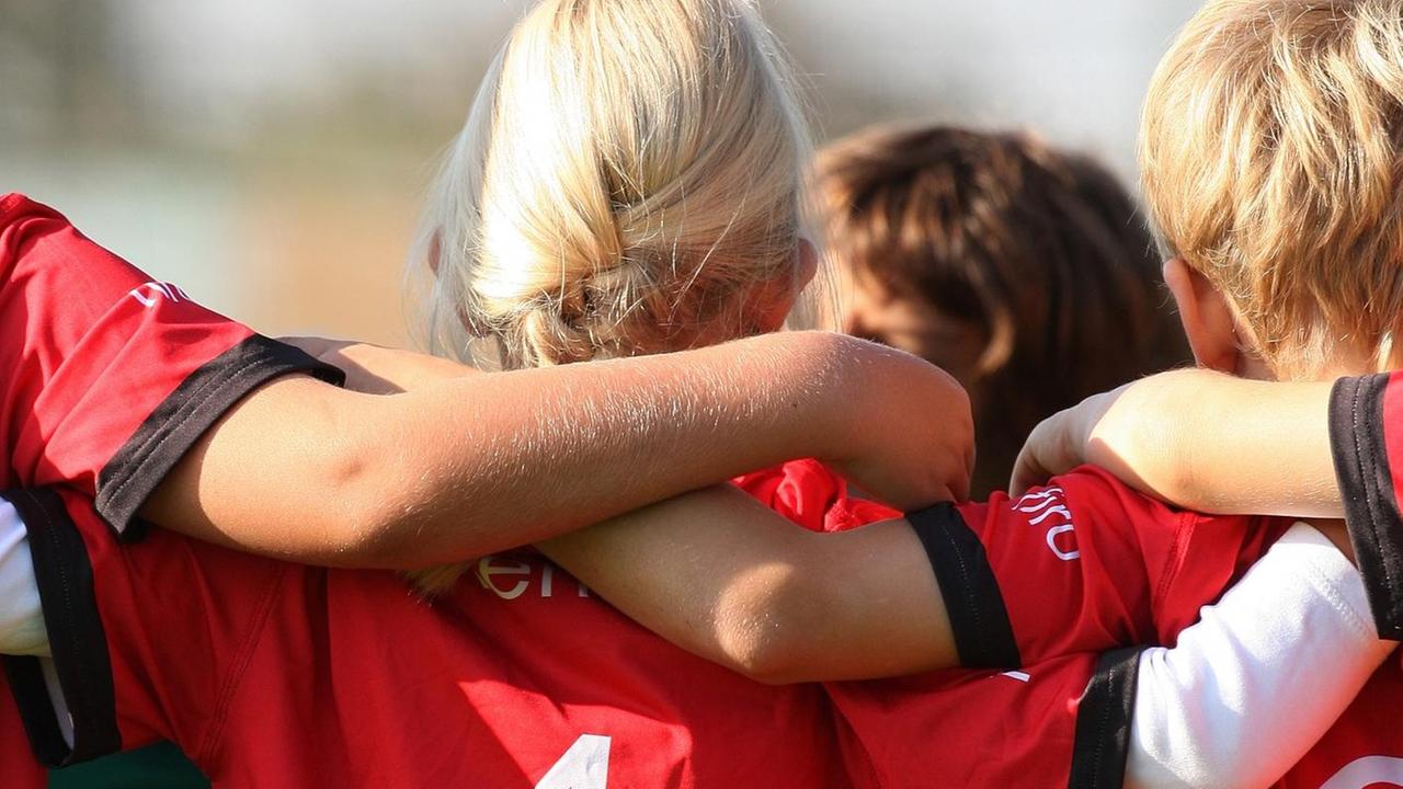 Fußball,Fussball, 27.09.2009 Jugendfußball F Jugend FReizeitsport Mini Kids Kinder DJK Dülmen - Nottuln 5:4 Mädchen Teamgeist Trikot Allgemein | Verwendung weltweit