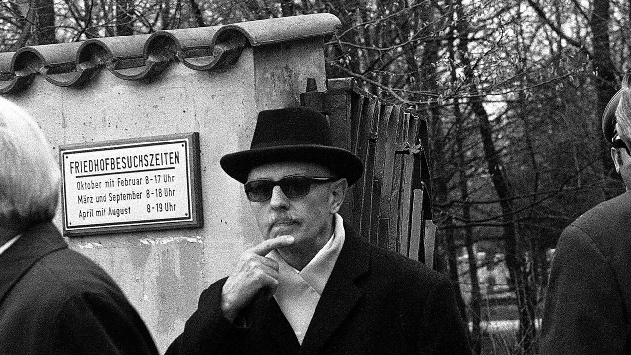 Schwarz-weiß Foto von Reinhard Gehlen, Leiter des BND von 1956 bis 1968, mit Sonnenbrille und Hut am 7. April 1972 am Ausgang eines Müncher Friedhofes. Schwarz-weiß Foto von Reinhard Gehlen, Leiter des BND von 1956 bis 1968, mit Sonnenbrille und Hut am 7. April 1972 am Ausgang eines Müncher Friedhofes.