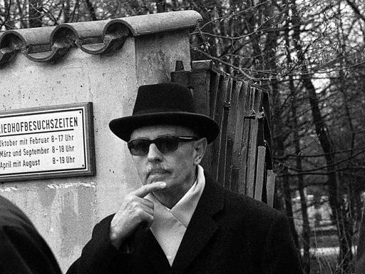 Schwarz-weiß Foto von Reinhard Gehlen, Leiter des BND von 1956 bis 1968, mit Sonnenbrille und Hut am 7. April 1972 am Ausgang eines Müncher Friedhofes.