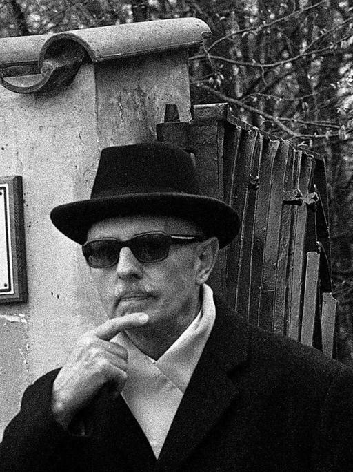 Schwarz-weiß Foto von Reinhard Gehlen, Leiter des BND von 1956 bis 1968, mit Sonnenbrille und Hut am 7. April 1972 am Ausgang eines Müncher Friedhofes.