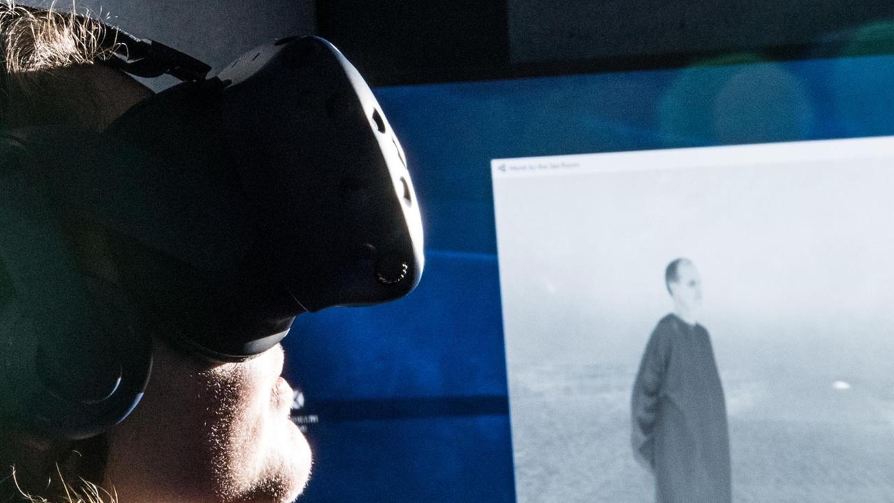 Eine Museumsmitarbeiterin trägt in der Alten Nationalgalerie eine 3D-Brille, mit der das Kunstwerk "Mönch am Meer" des Malers Caspar David Friedrich virtuell erlebbar wird.