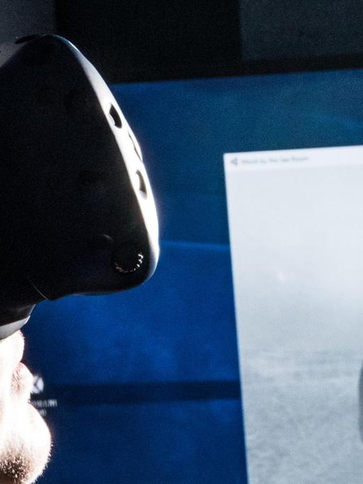 Eine Museumsmitarbeiterin trägt in der Alten Nationalgalerie eine 3D-Brille, mit der das Kunstwerk "Mönch am Meer" des Malers Caspar David Friedrich virtuell erlebbar wird.