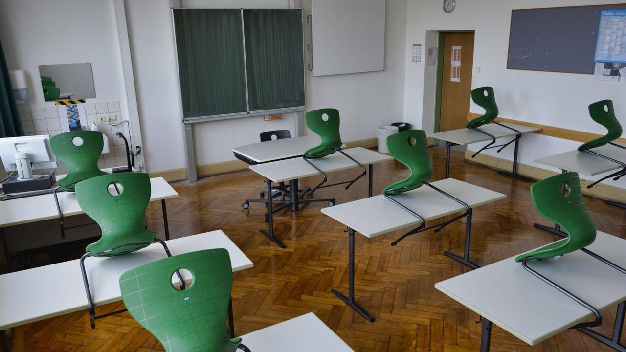 leeres Klassenzimmer, Einzeltische nach Abstandsregel, Corona-Krise, Deutschland Wiederbeginn der Schule nach Corona-Lockdown, leeres Klassenzimmer, Deutschland *** empty classroom, individual tables according to distance rule, Corona crisis, Germany School restart after Corona Lockdown, empty classroom, Germany leeres Klassenzimmer, Einzeltische nach Abstandsregel, Corona-Krise, Deutschland Wiederbeginn der Schule nach Corona-Lockdown, leeres Klassenzimmer, Deutschland *** empty classroom, individual tables according to distance rule, Corona crisis, Germany School restart after Corona Lockdown, empty classroom, Germany