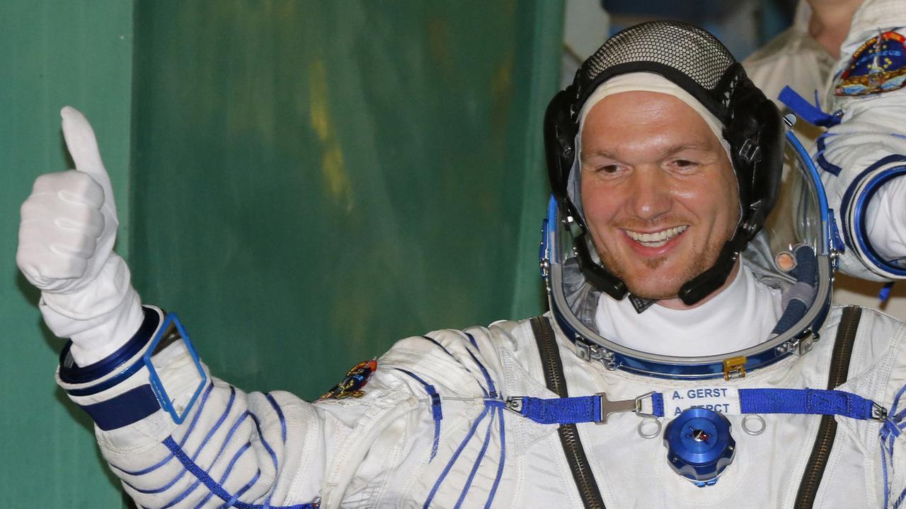 Der deutsche Astronaut Alexander Gerst winkt kurz vor seinem Abflug lachend in die Kamera. Der deutsche Astronaut Alexander Gerst winkt kurz vor seinem Abflug lachend in die Kamera.