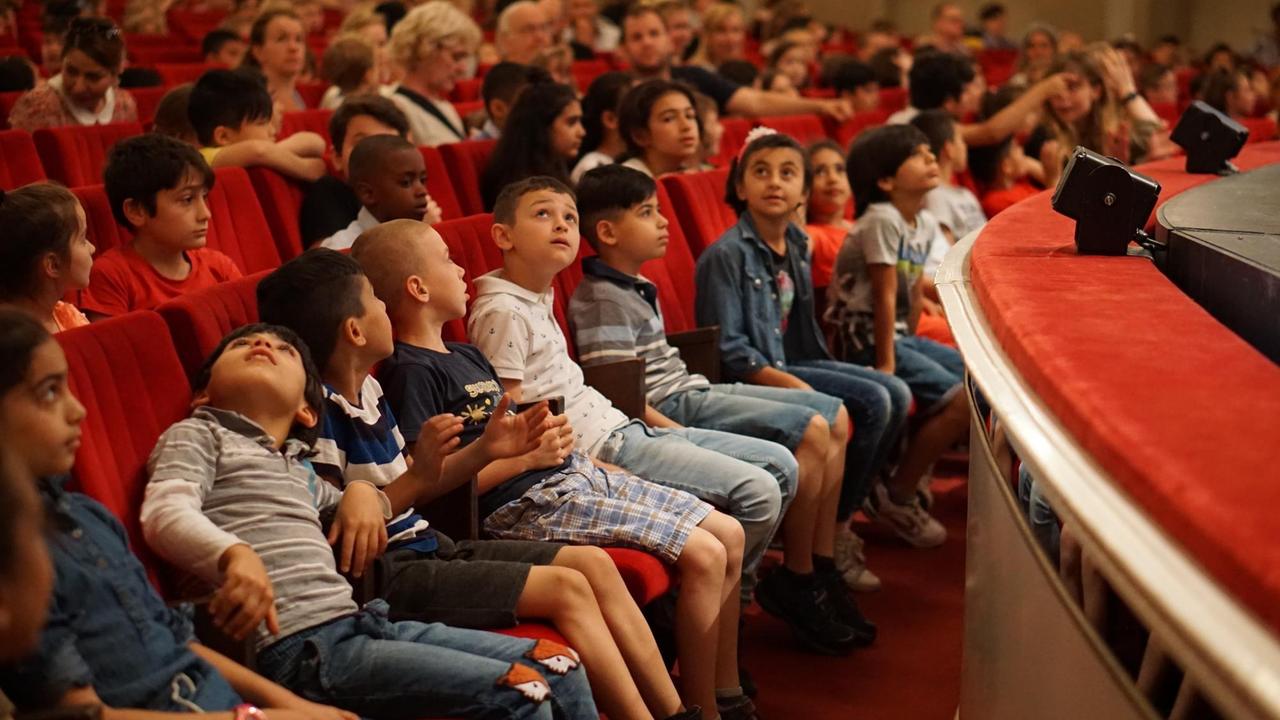 Neugierige Kinder in den ersten Sitzreihen der Komischen Oper. Neugierige Kinder in den ersten Sitzreihen der Komischen Oper.