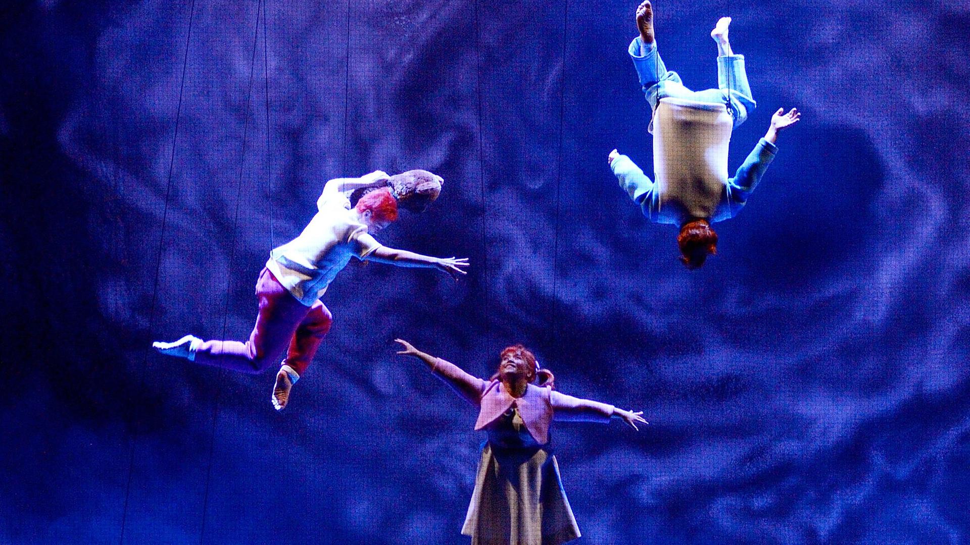Die Familienoper "Peter Pan" von Richard Ayres. Das Auftragswerk der Oper Stuttgart und der Komischen Oper in Berlin in Koproduktion mit der Welsh National Opera wird am 19.12.2013 in Stuttgart uraufgeführt. Die Familienoper "Peter Pan" von Richard Ayres. Das Auftragswerk der Oper Stuttgart und der Komischen Oper in Berlin in Koproduktion mit der Welsh National Opera wird am 19.12.2013 in Stuttgart uraufgeführt.