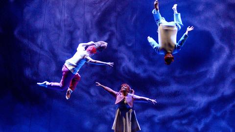Die Familienoper "Peter Pan" von Richard Ayres. Das Auftragswerk der Oper Stuttgart und der Komischen Oper in Berlin in Koproduktion mit der Welsh National Opera wird am 19.12.2013 in Stuttgart uraufgeführt.