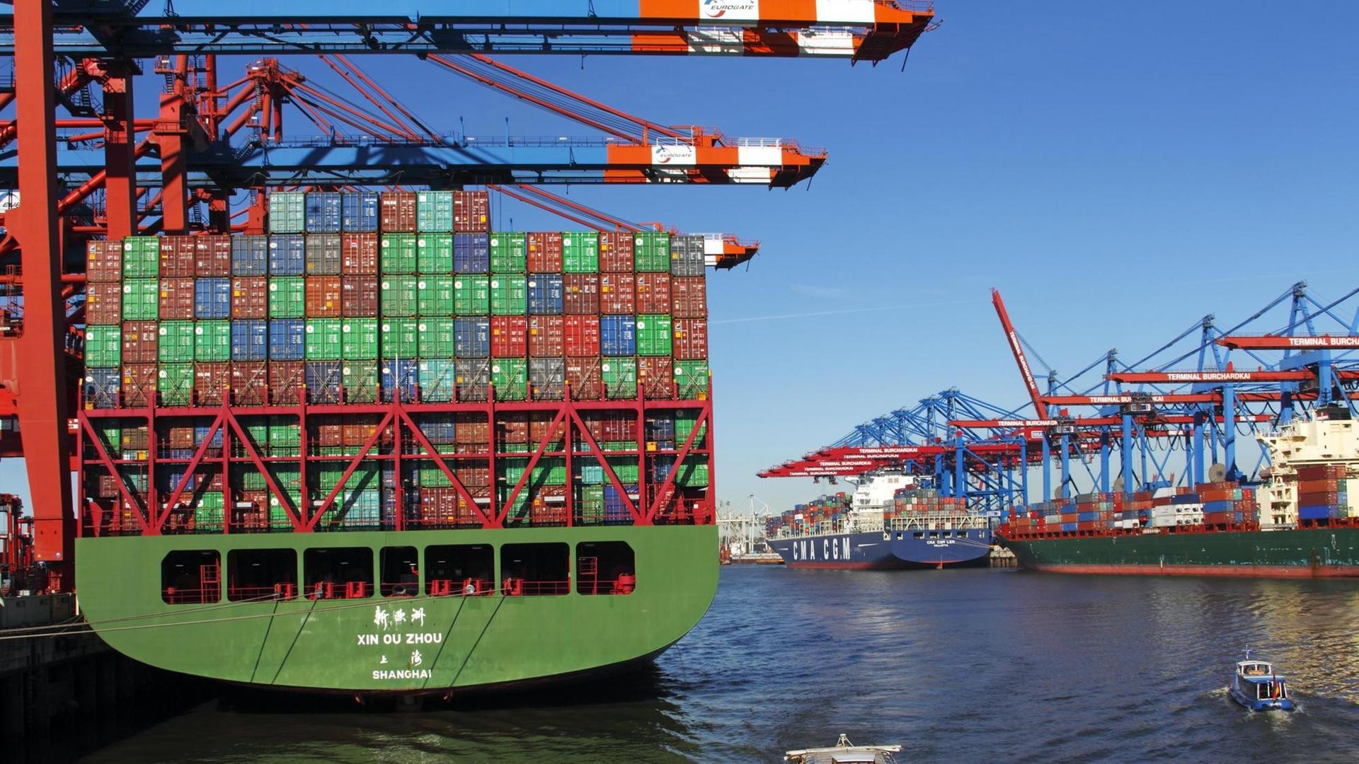 Das Bild zeigt ein Containerschiff aus Shanghai in China bei der Verladung an einem Terminal des Hamburger Hafens.