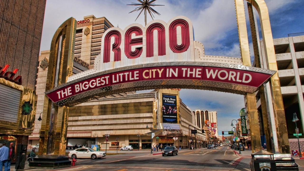 Ein Gerüst mit der Aufschrift "Reno The Biggest Little City In The World", das über einer Straße befestigt ist, begrüßt ankommende Besucher der Stadt. Ein Gerüst mit der Aufschrift "Reno The Biggest Little City In The World", das über einer Straße befestigt ist, begrüßt ankommende Besucher der Stadt.