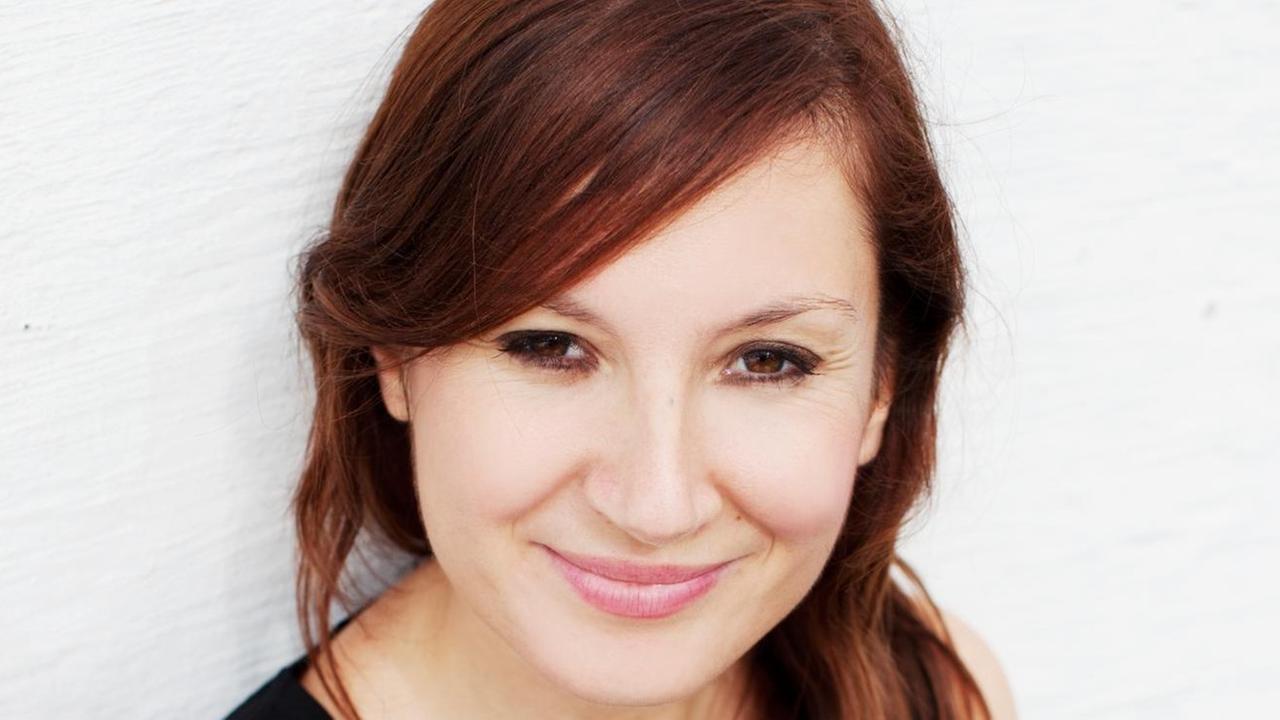 Arta Ramadani ist Redakteurin beim ZDF. 2018 erschien ihr Roman "Die Reise zum ersten Kuss".