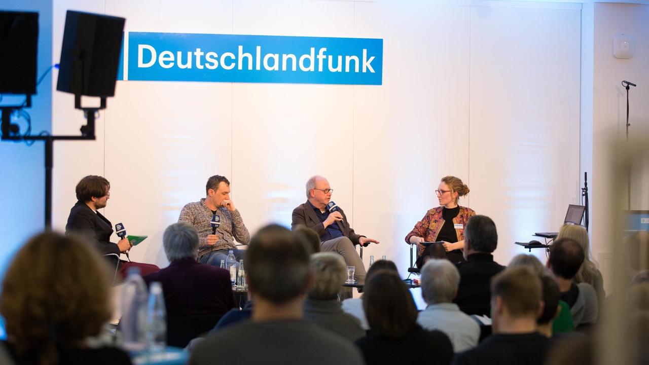 Kölner Kongress 2019, "Faszination Verschwörungstheorie" Personen vlnr: Kolja Unger (DLF), Christian Schiffer, Walter Filz, Anna Seibt (DLF), Foto: Hajo Drees, 16.3.2019 Kölner Kongress 2019, "Faszination Verschwörungstheorie" Personen vlnr: Kolja Unger (DLF), Christian Schiffer, Walter Filz, Anna Seibt (DLF), Foto: Hajo Drees, 16.3.2019