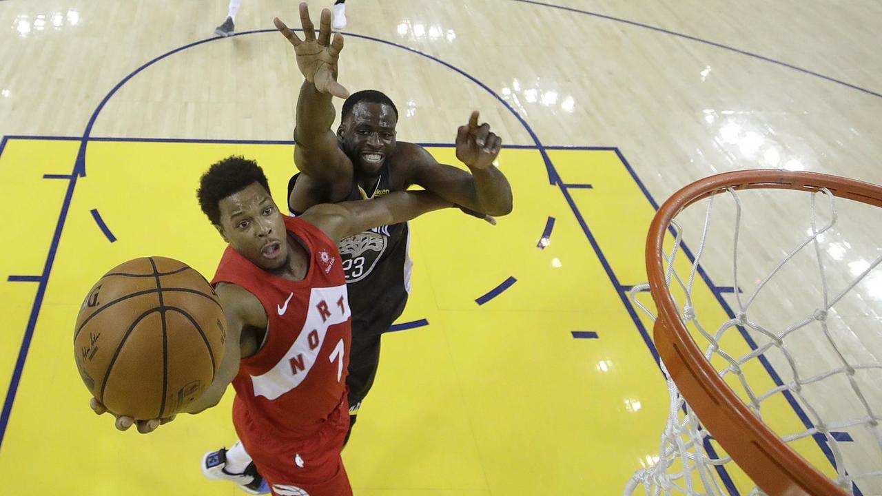 Kyle Lowry, Spieler der Toronto Raptors, versucht den Basketball in den Korb befördern. Kyle Lowry, Spieler der Toronto Raptors, versucht den Basketball in den Korb befördern.
