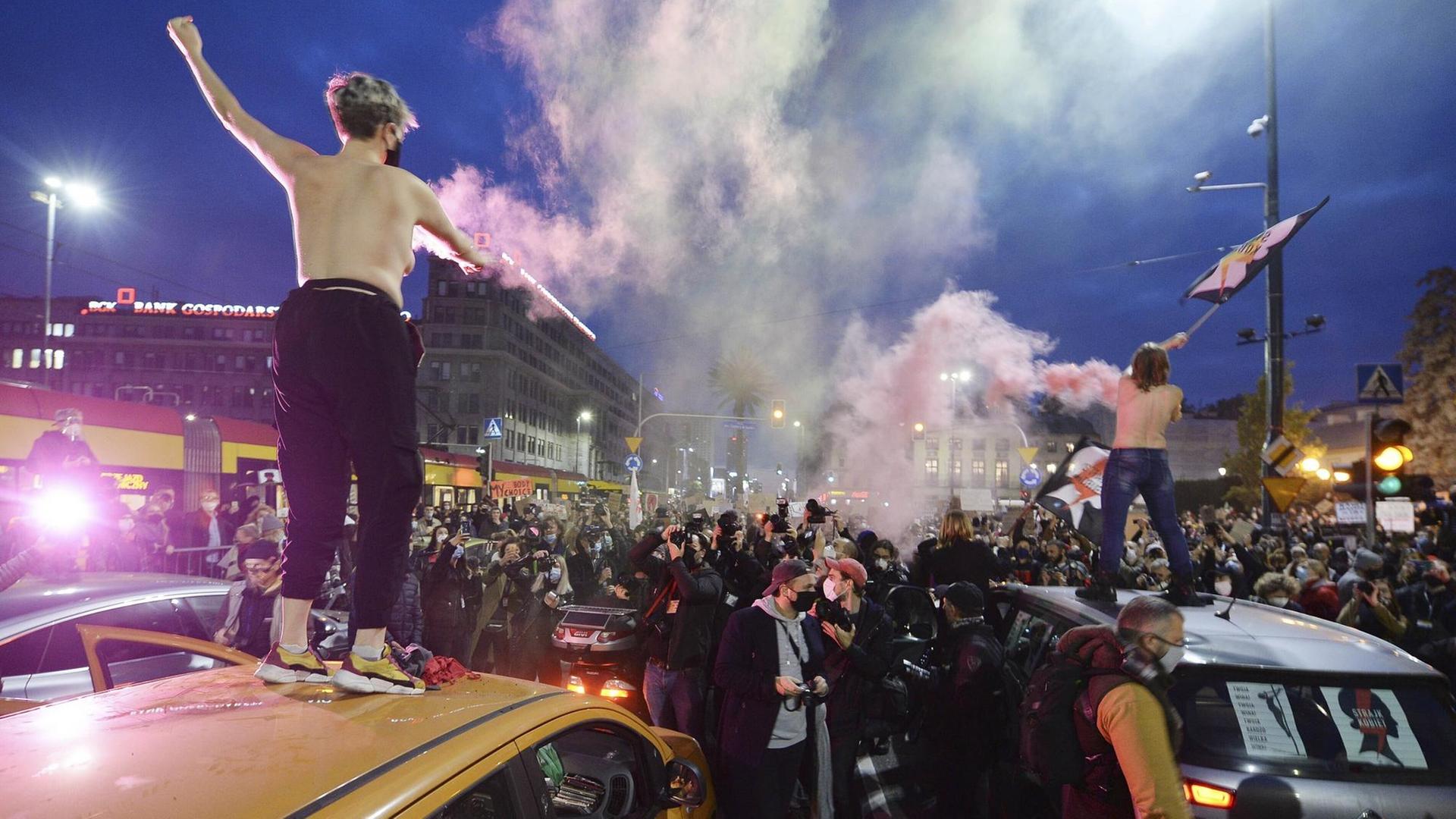 Frauen in Polen demonstrieren mit Rauch-Fackeln gegen das Abtreibungs-Verbot. Frauen in Polen demonstrieren mit Rauch-Fackeln gegen das Abtreibungs-Verbot.