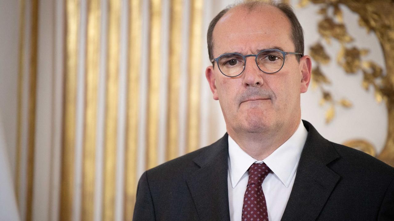 Ein Mann im Anzug und Brille guckt ernst. Ein Mann im Anzug und Brille guckt ernst.