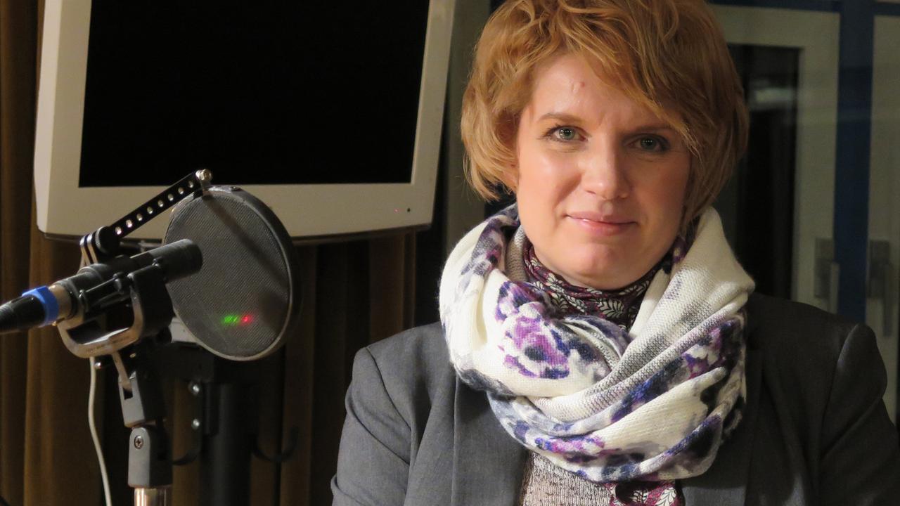 Yvonne Hofstetter, Expertin für künstliche Intelligenz, hier aufgenommen im Studio von Deutschlandradio Kultur
