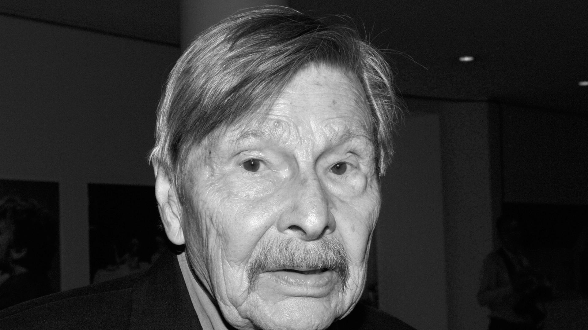 Schwarz-Weiß-Porträt von Rolf Boysen Schwarz-Weiß-Porträt von Rolf Boysen