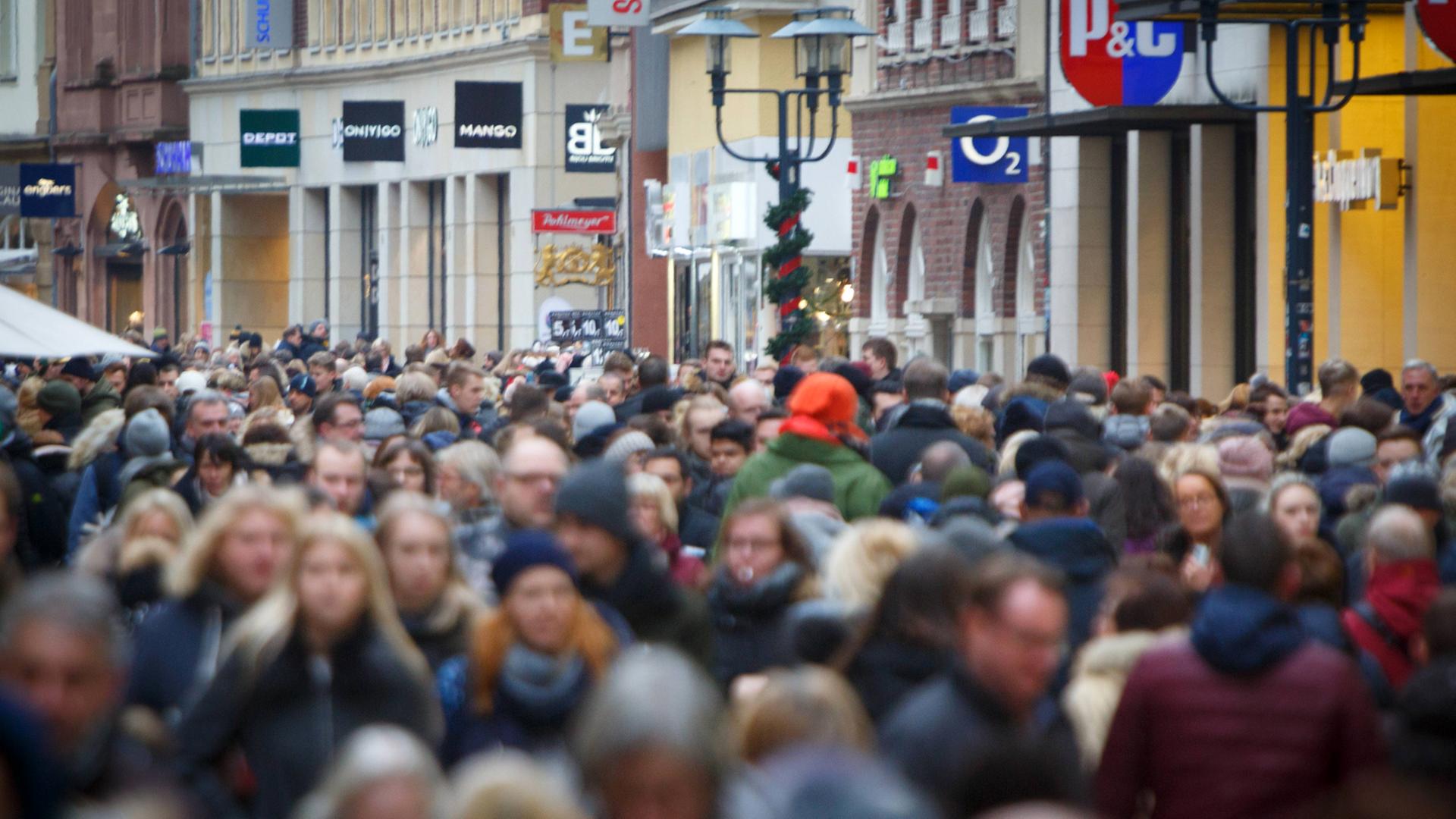 Zahlreiche Menschen laufen durch die Shopping-Meile Prinzipalmarkt in Münster (Nordrhein-Westfalen). Zahlreiche Menschen laufen durch die Shopping-Meile Prinzipalmarkt in Münster (Nordrhein-Westfalen).