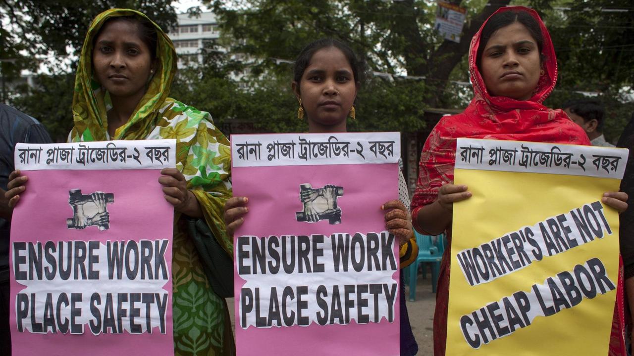 Nicht nur in Bangladesch haben sich in überfüllten Textilfabriken folgenschwere Unfälle ereignet. In dem asiatischen Land wird über die Entschädigung der Opfer und Angehörigen und über die Sicherheitsbedingungen der Textil-Industrie diskutiert. Nicht nur in Bangladesch haben sich in überfüllten Textilfabriken folgenschwere Unfälle ereignet. In dem asiatischen Land wird über die Entschädigung der Opfer und Angehörigen und über die Sicherheitsbedingungen der Textil-Industrie diskutiert.