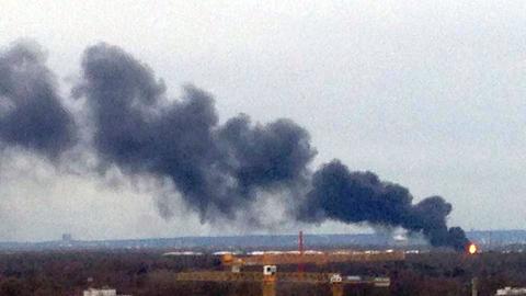 Im Januar 2014 steht nach einer Explosion bei Shell in Köln-Godorf eine Rauchwolke über der Stadt.
