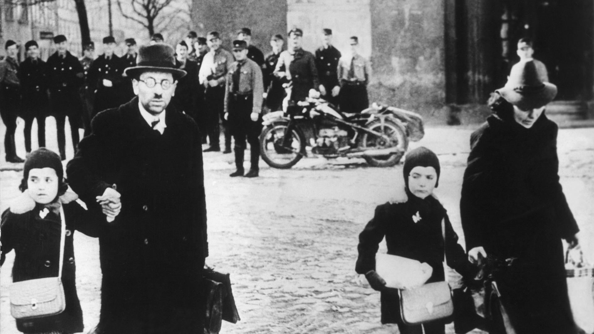 Eine jüdische Familie 1939 auf der Flucht Eine jüdische Familie 1939 auf der Flucht