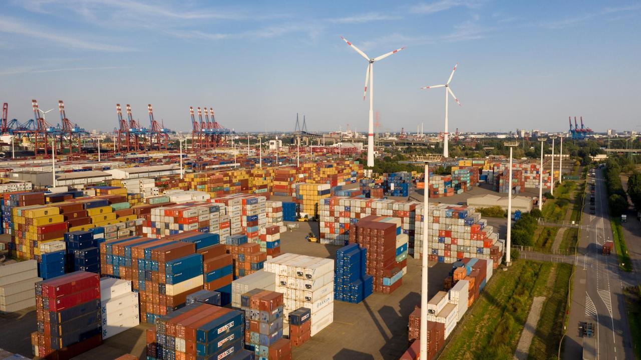 Luftaufnahme auf den Hafen mit Containern und zwei Windrädern. Luftaufnahme auf den Hafen mit Containern und zwei Windrädern.