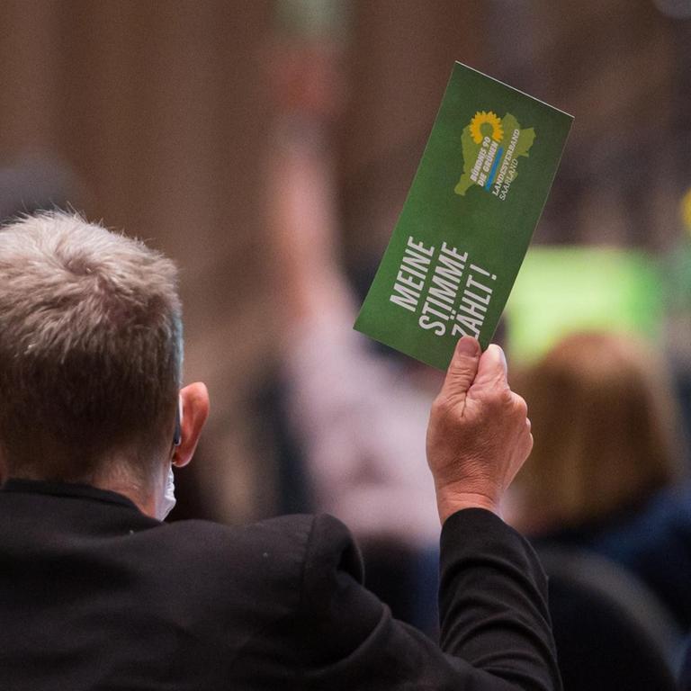 Delegierte stimmen beim Landesparteitag von Bündnis 90/Die Grünen an der Saar ab. 