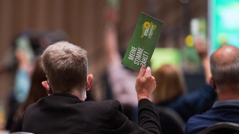 Delegierte stimmen beim Landesparteitag von Bündnis 90/Die Grünen an der Saar ab. 