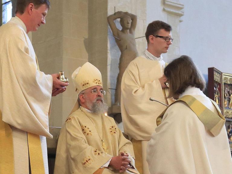 David Seibel (r) kniet bei seiner Priesterweihe in Magdeburg 2015. Es war die erste Weihe des Bistums in vier Jahren. Nachwuchs ist nicht in Sicht.