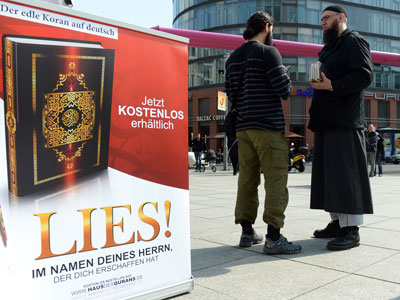 Islamisten verteilen Koran-Exemplare in Berlin. Islamisten verteilen Koran-Exemplare in Berlin.