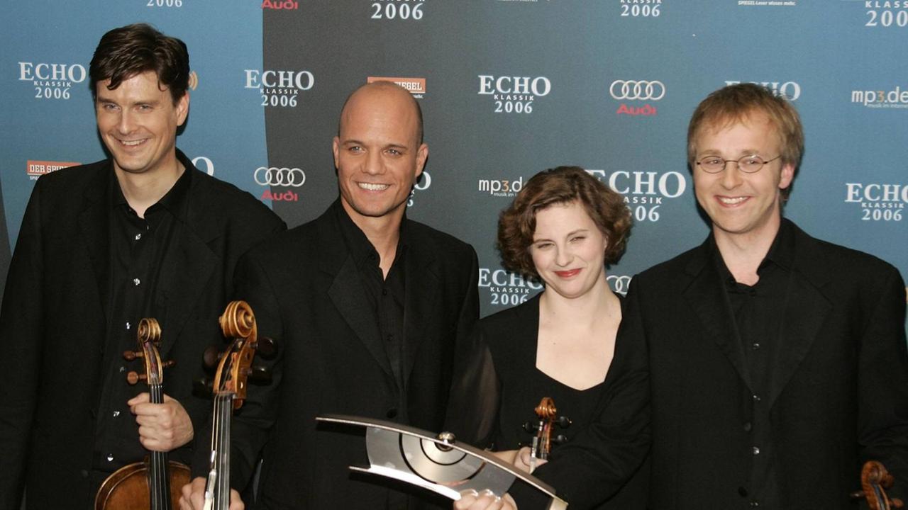 Wer ist die Melone, wer der Parmaschinken? Das Artemis Quartett in seiner alten Besetzung 2006 mit Volker Jacobsen, unserem Studiogast Eckart Runge, Natalia Prischepenko und Heime Müller (v.l.n.r.) Wer ist die Melone, wer der Parmaschinken? Das Artemis Quartett in seiner alten Besetzung 2006 mit Volker Jacobsen, unserem Studiogast Eckart Runge, Natalia Prischepenko und Heime Müller (v.l.n.r.)
