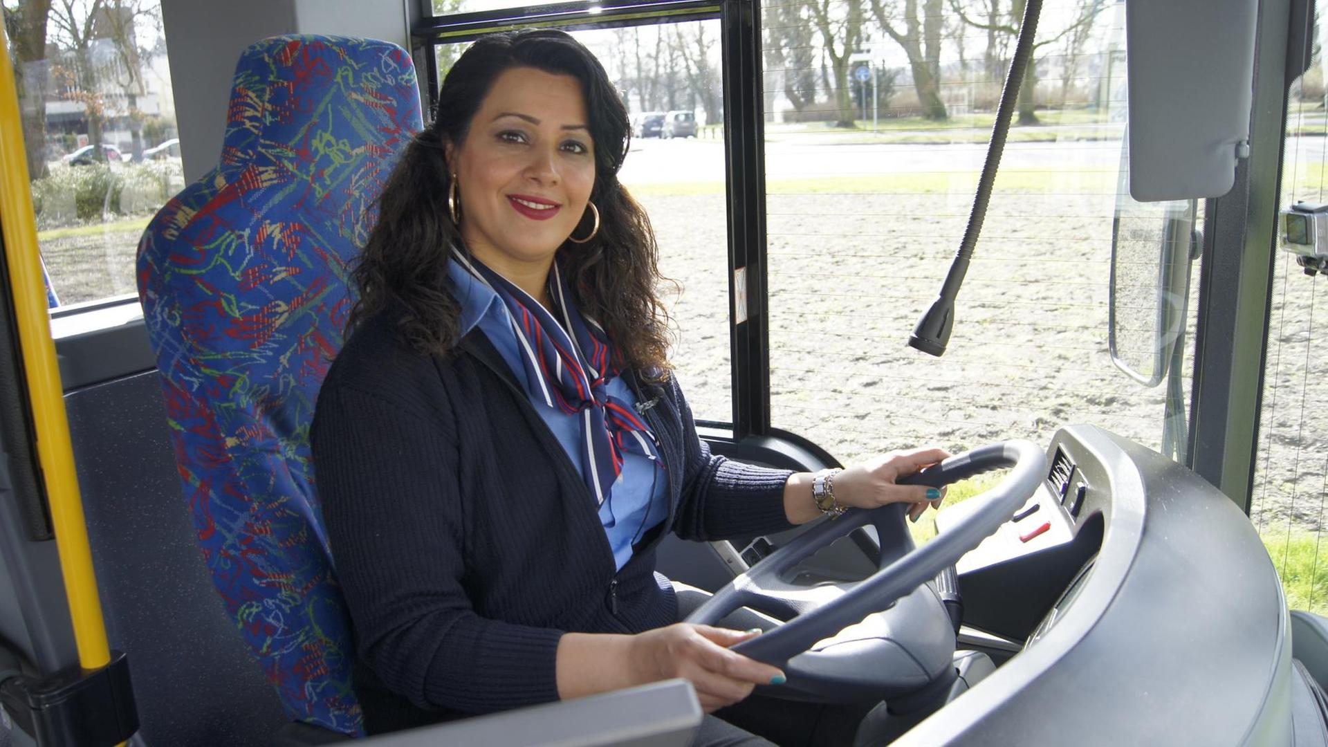 Die Iranerin Leila Khorsand macht in Lübeck eine Ausbildung zur Busfahrerin und erfüllt sich damit ihren Kindheitstraum Die Iranerin Leila Khorsand macht in Lübeck eine Ausbildung zur Busfahrerin und erfüllt sich damit ihren Kindheitstraum
