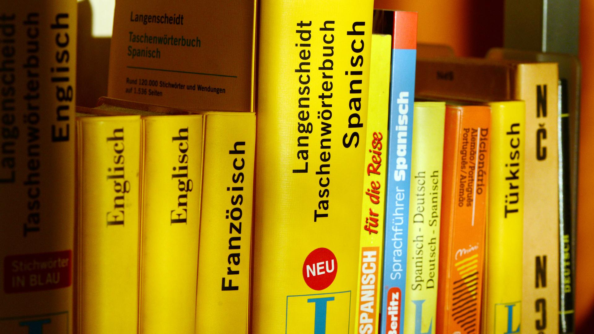 Verschiedene Wörterbücher für unterschiedliche Sprachen stehen am 30.12.2012 in Berlin in einem Regal. Verschiedene Wörterbücher für unterschiedliche Sprachen stehen am 30.12.2012 in Berlin in einem Regal.