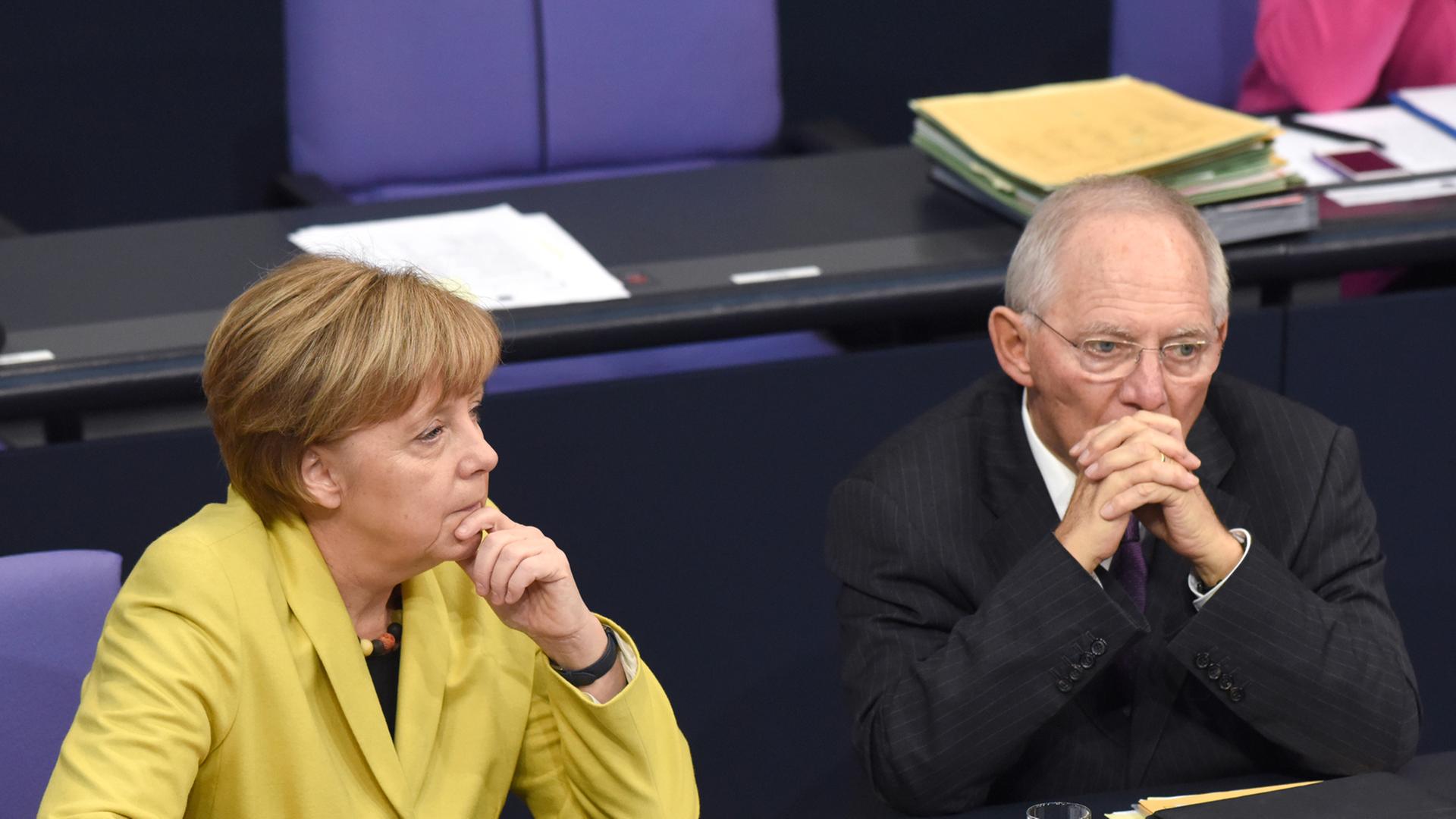 Bundeskanzlerin Angela Merkel und Bundesfinanzminister Wolfgang Schäuble bei der Haushaltsdebatte im Bundestag am 28. November 2014. Bundeskanzlerin Angela Merkel und Bundesfinanzminister Wolfgang Schäuble bei der Haushaltsdebatte im Bundestag am 28. November 2014.