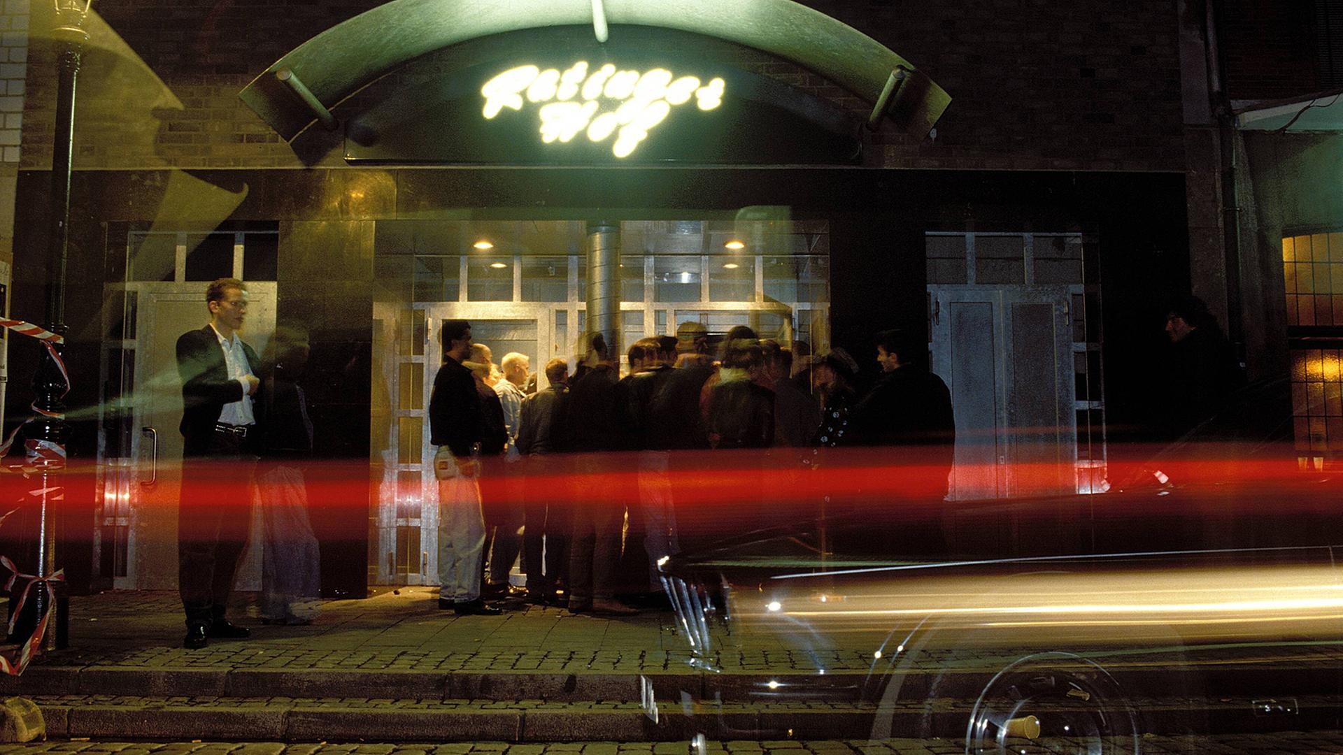 Einst legendär: Der Ratinger Hof in Düsseldorf, Treffpunkt der deutschen Punk-Szene, auf einer Aufnahme von 1990. Einst legendär: Der Ratinger Hof in Düsseldorf, Treffpunkt der deutschen Punk-Szene, auf einer Aufnahme von 1990.