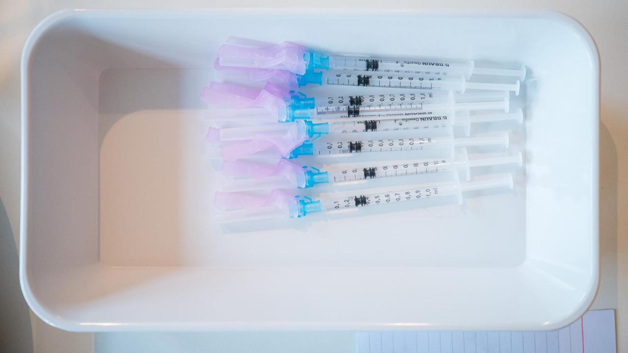 Spritzen mit dem Biontech/Pfizer-Impfstoff liegen zum Impfen bereit. Spritzen mit dem Biontech/Pfizer-Impfstoff liegen zum Impfen bereit.