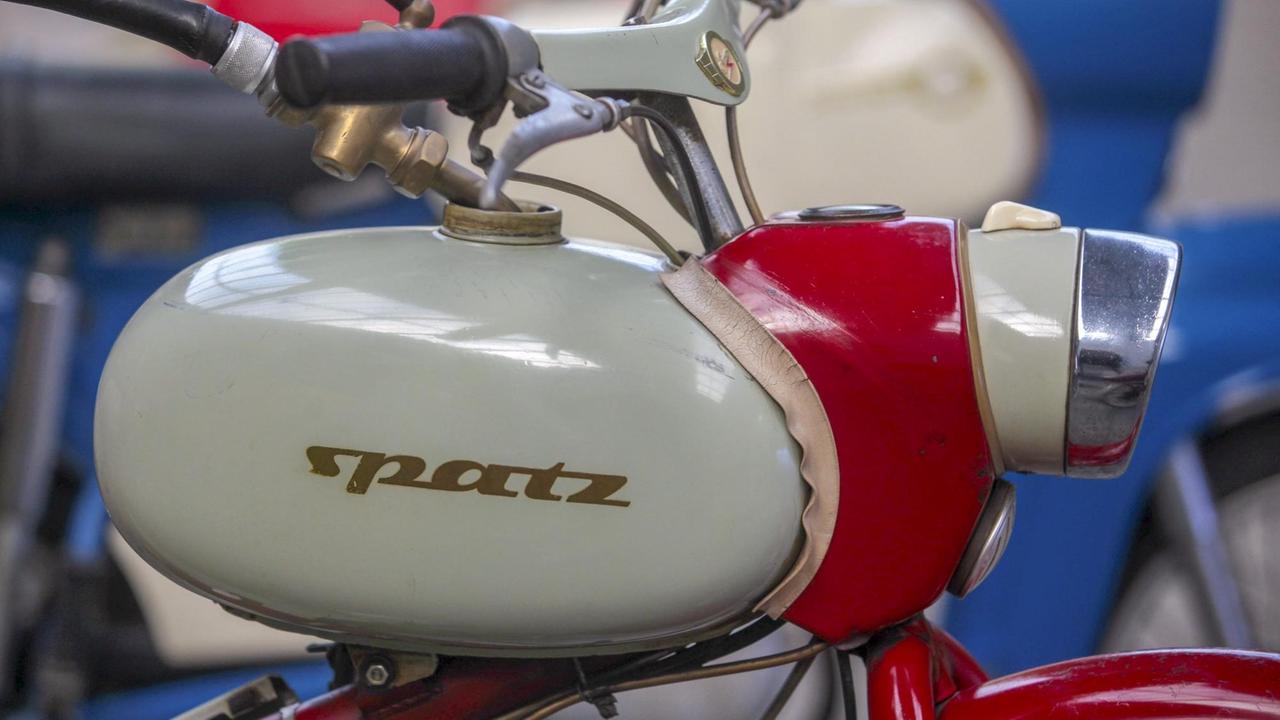 Der Tank einer Simson Spatz Maschine mit dem charakteristischen Schriftzug. Der Tank einer Simson Spatz Maschine mit dem charakteristischen Schriftzug.
