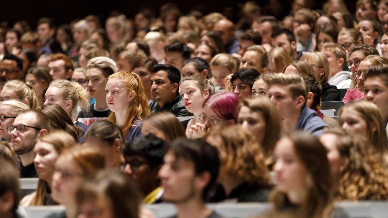 Studentinnen und Studenten in einem vollbesetzten Hörsaal bei der Erstsemester-Begrüßung an der Universität zu Köln am 7.Oktober 2019.