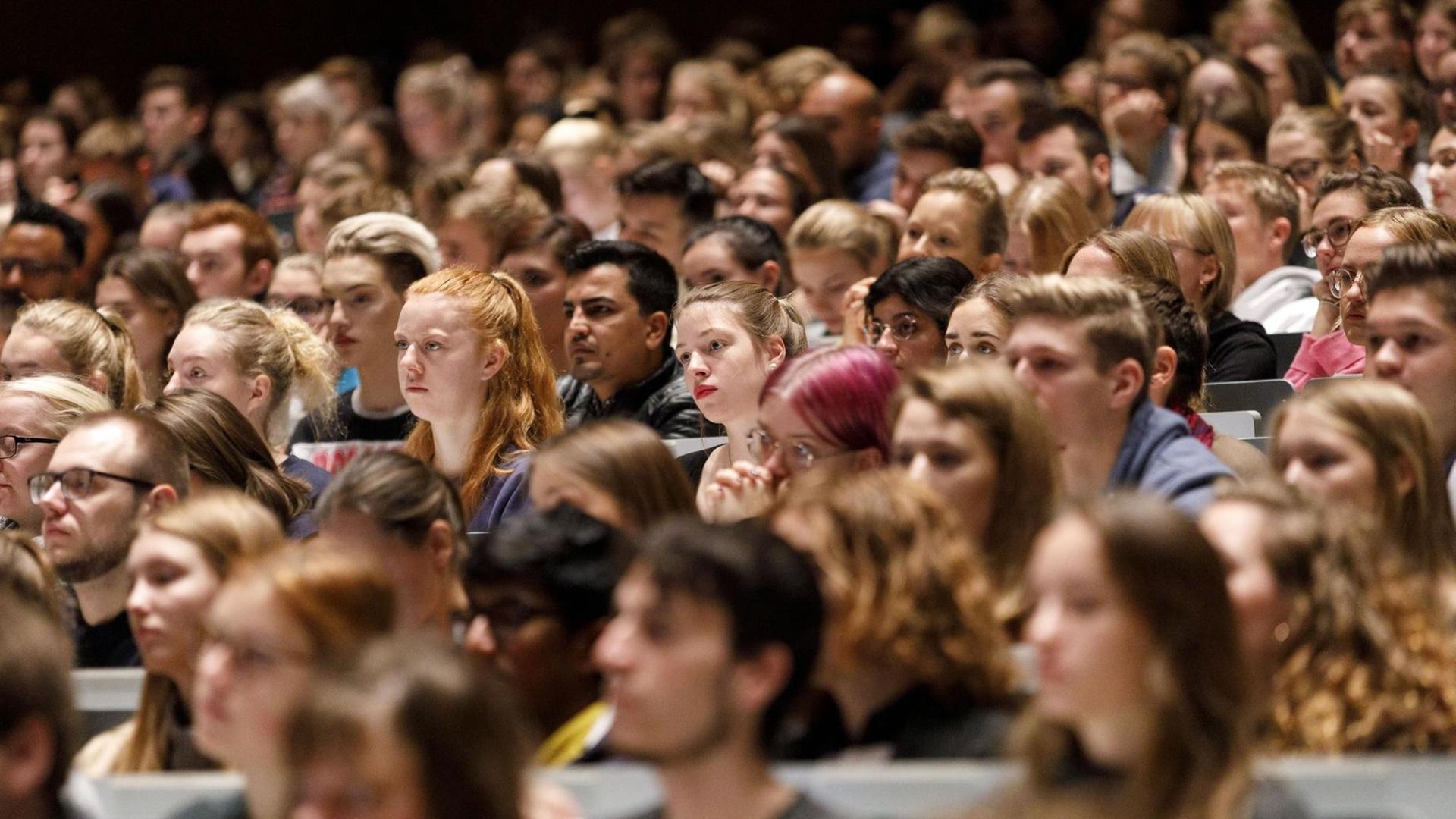 Viele Studenten in einem Hörsaal. Viele Studenten in einem Hörsaal.