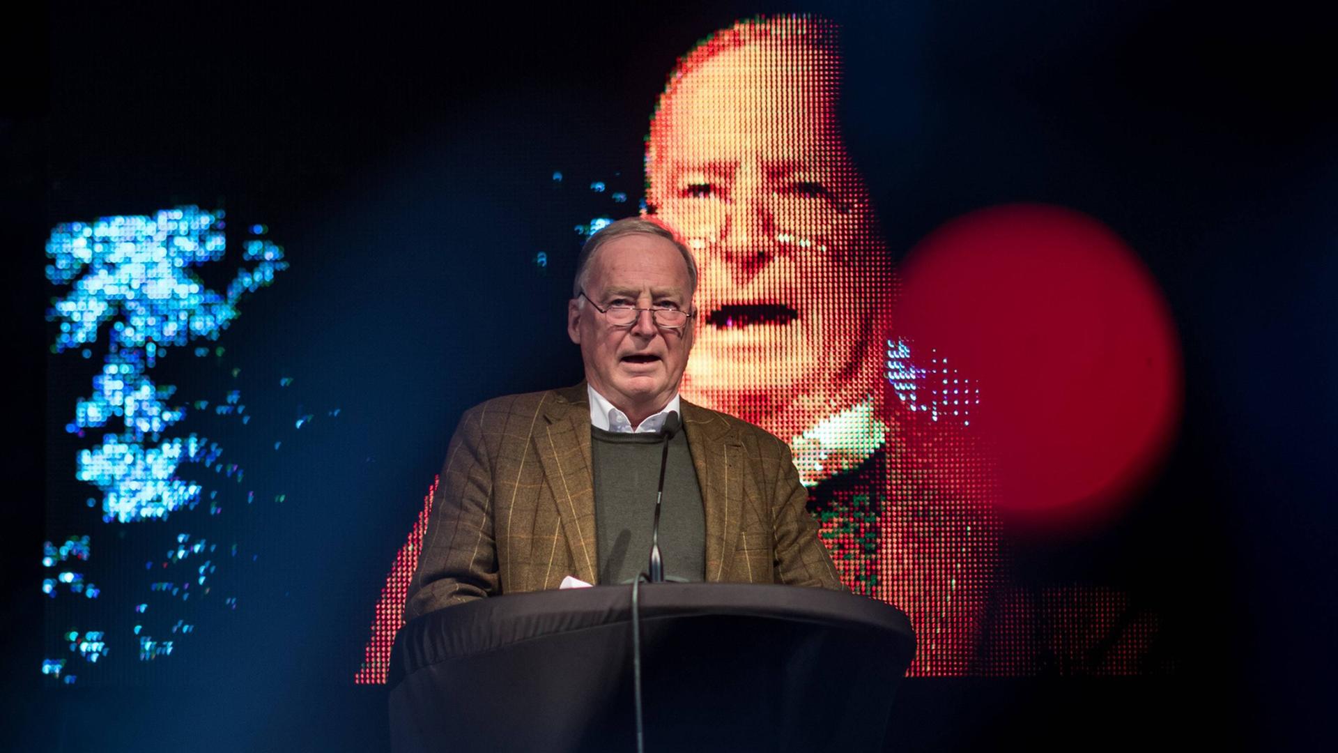 Alexander Gauland (AfD) hält im September 2017 bei einer AfD-Wahlkampfkundgebung in Magdeburg eine Rede Alexander Gauland (AfD) hält im September 2017 bei einer AfD-Wahlkampfkundgebung in Magdeburg eine Rede