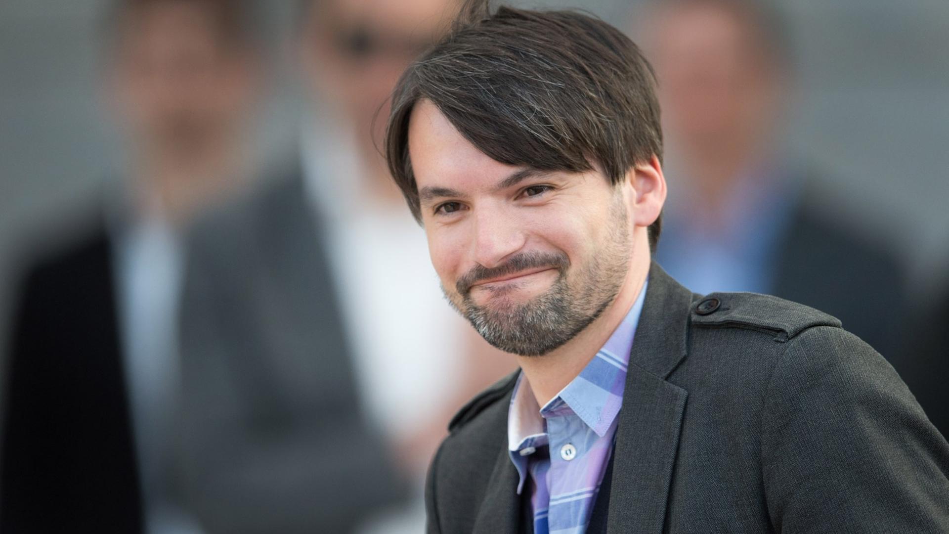Der deutsch-bosnische Autor Sasa Stanisic freut sich während der Verleihung des Preis der Leipziger Buchmesse auf der Messe in Leipzig. Er erhielt den Preis für Belletristik. Der Preis der Leipziger Buchmesse wird seit 2005 für herausragende deutschsprachige Neuerscheinungen verliehen und ist in drei verschiedenen Kategorien mit je 15.000 Euro dotiert. Der deutsch-bosnische Autor Sasa Stanisic freut sich während der Verleihung des Preis der Leipziger Buchmesse auf der Messe in Leipzig. Er erhielt den Preis für Belletristik. Der Preis der Leipziger Buchmesse wird seit 2005 für herausragende deutschsprachige Neuerscheinungen verliehen und ist in drei verschiedenen Kategorien mit je 15.000 Euro dotiert.