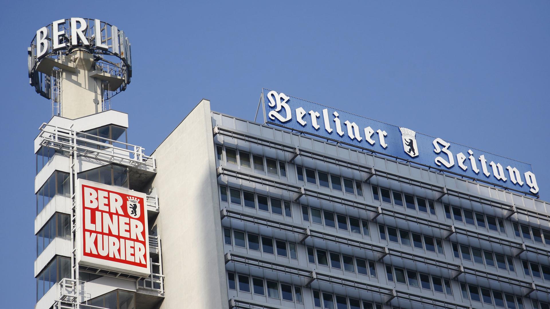 Werbung für den Berliner Kurier und die Berliner Zeitung am Gebäude des Berliner Verlags in Berlin im Bezirk Mitte, aufgenommen im November 2011 Werbung für den Berliner Kurier und die Berliner Zeitung am Gebäude des Berliner Verlags in Berlin im Bezirk Mitte, aufgenommen im November 2011