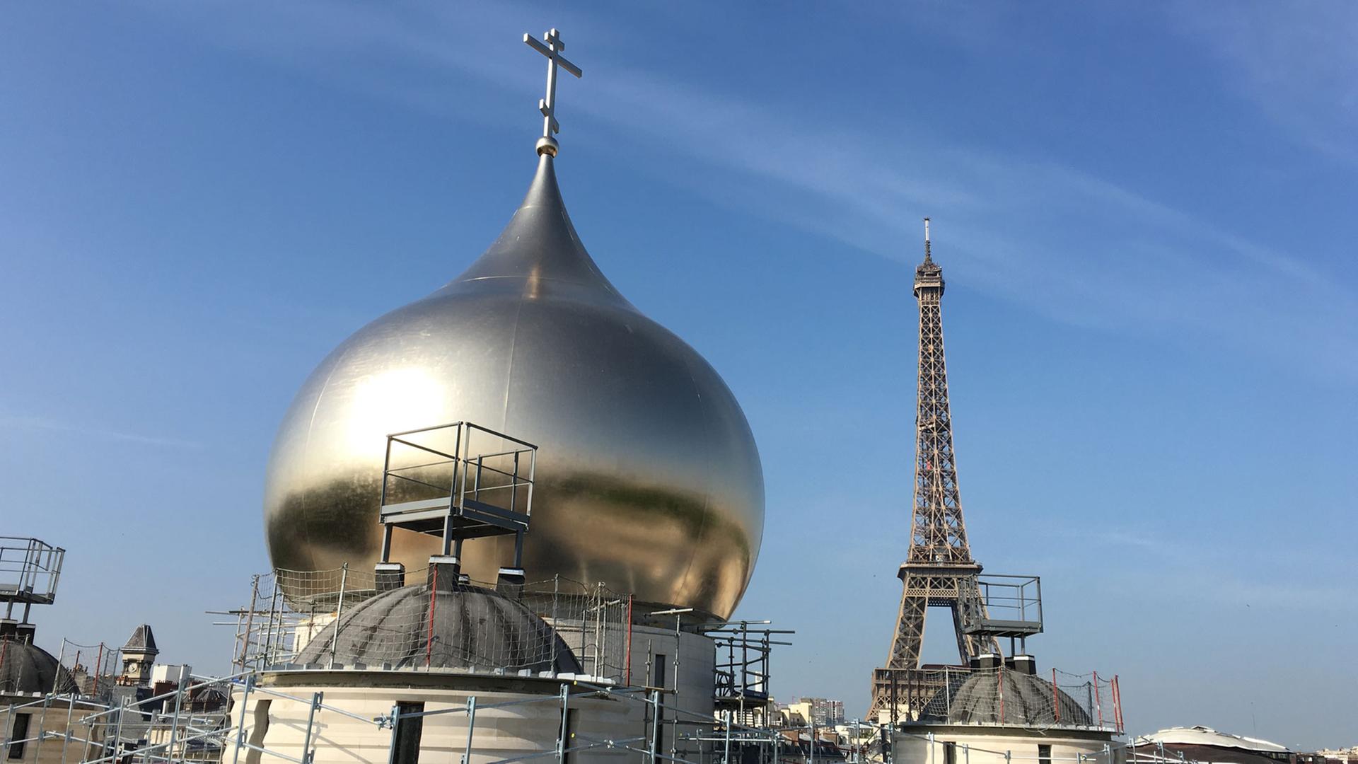 Die Kuppeln der neuen orthodoxen Kathedrale am Seine-Ufer - im Hintergrund ist der Eiffelturm zu sehen. Die Kuppeln der neuen orthodoxen Kathedrale am Seine-Ufer - im Hintergrund ist der Eiffelturm zu sehen.