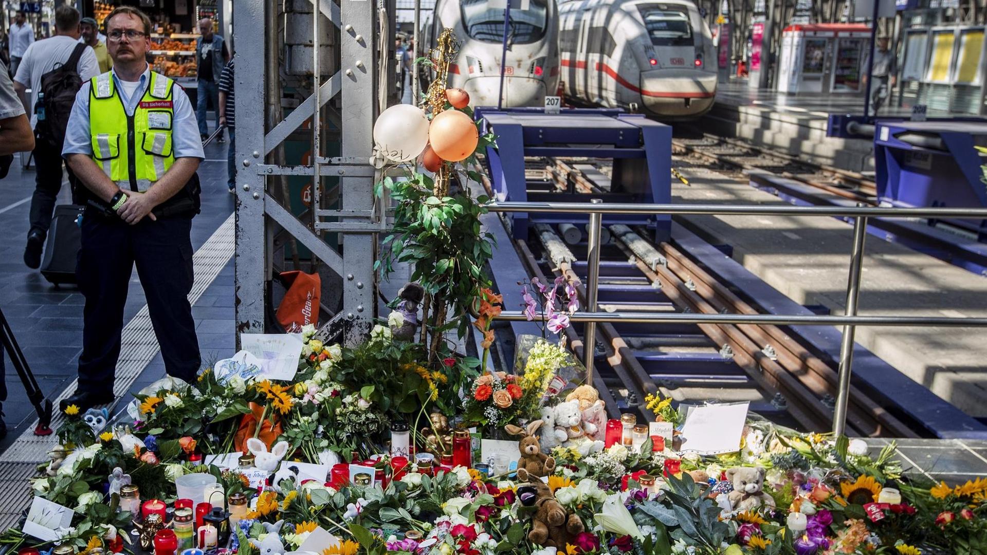 Blumen und Kerzen am Bahnsteig im Frankfurter Hauptbahnhof. Blumen und Kerzen am Bahnsteig im Frankfurter Hauptbahnhof.