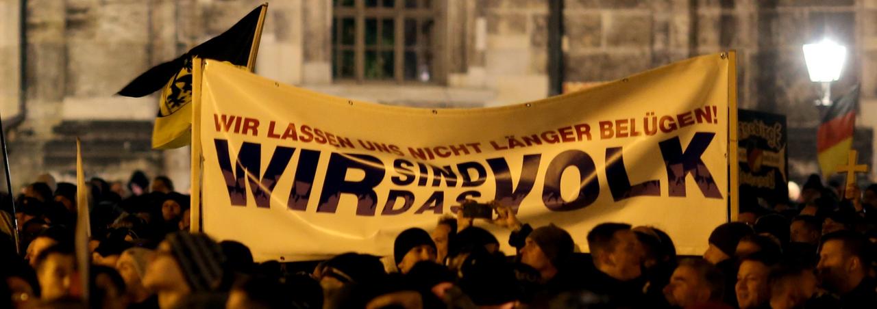 Pegida-Demonstranten halten ein Tranparent hoch, auf dem "Wir sind das Volk" steht. Pegida-Demonstranten halten ein Tranparent hoch, auf dem "Wir sind das Volk" steht.