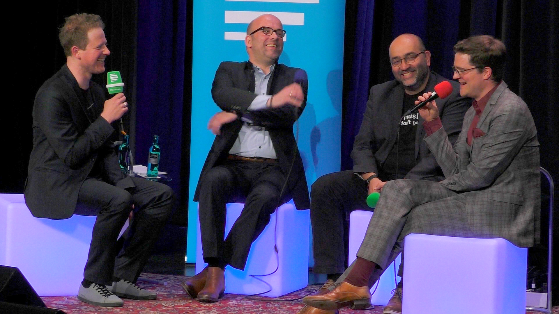 Martin Zingsheim in guter Gesellschaft: Lutz von Rosenberg Lipinsky, Omid Nouripour und Bodo Wartke (v.l.) sitzen neben Martin Zingsheim auf der Bühne. Martin Zingsheim in guter Gesellschaft: Lutz von Rosenberg Lipinsky, Omid Nouripour und Bodo Wartke (v.l.) sitzen neben Martin Zingsheim auf der Bühne.