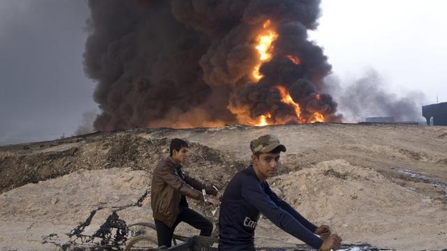 Brennendes Ölfeld in in Qayaraim Irak.