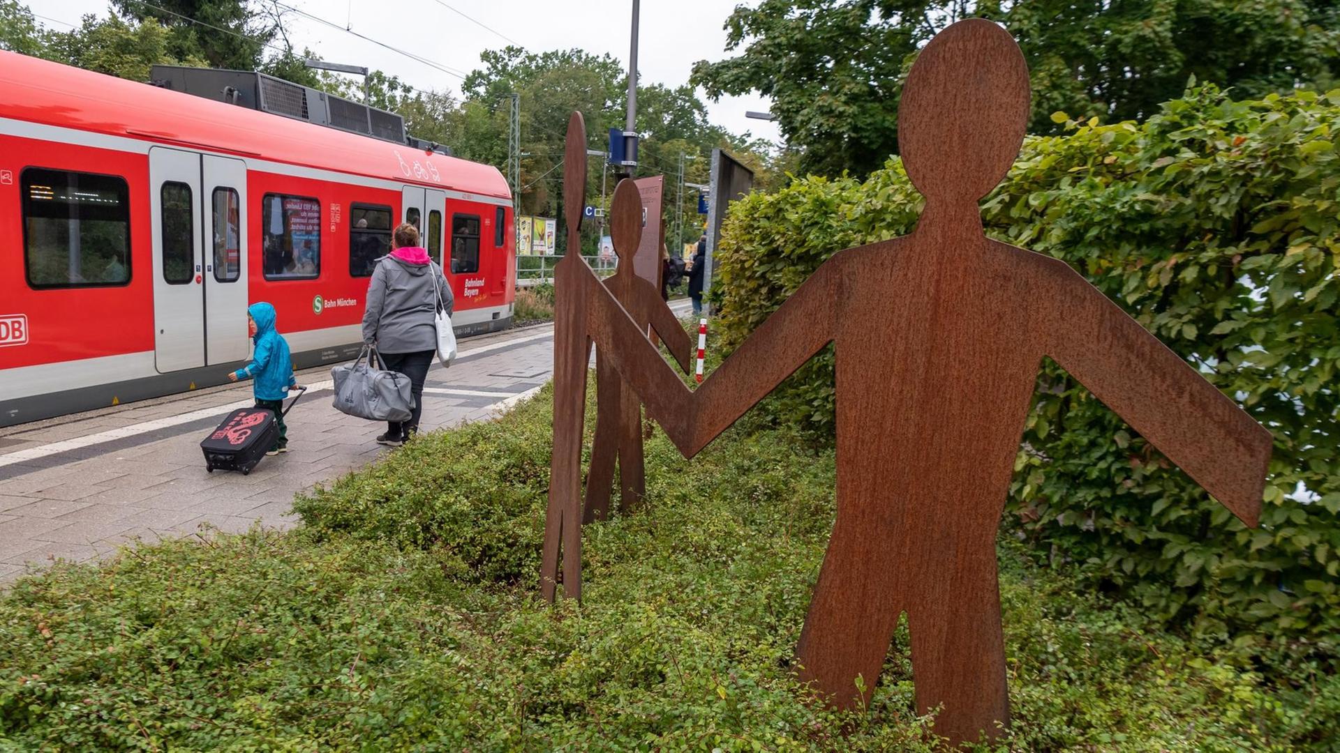 Ein Denkmal für Dominik Brunner steht auf dem Bahnsteig der S-Bahnstation Solln. Brunner hatte am 12. September 2009 an der Stelle Jugendliche vor einem Angriff beschützen wollen und war daraufhin zu Tode geprügelt worden. Ein Denkmal für Dominik Brunner steht auf dem Bahnsteig der S-Bahnstation Solln. Brunner hatte am 12. September 2009 an der Stelle Jugendliche vor einem Angriff beschützen wollen und war daraufhin zu Tode geprügelt worden.