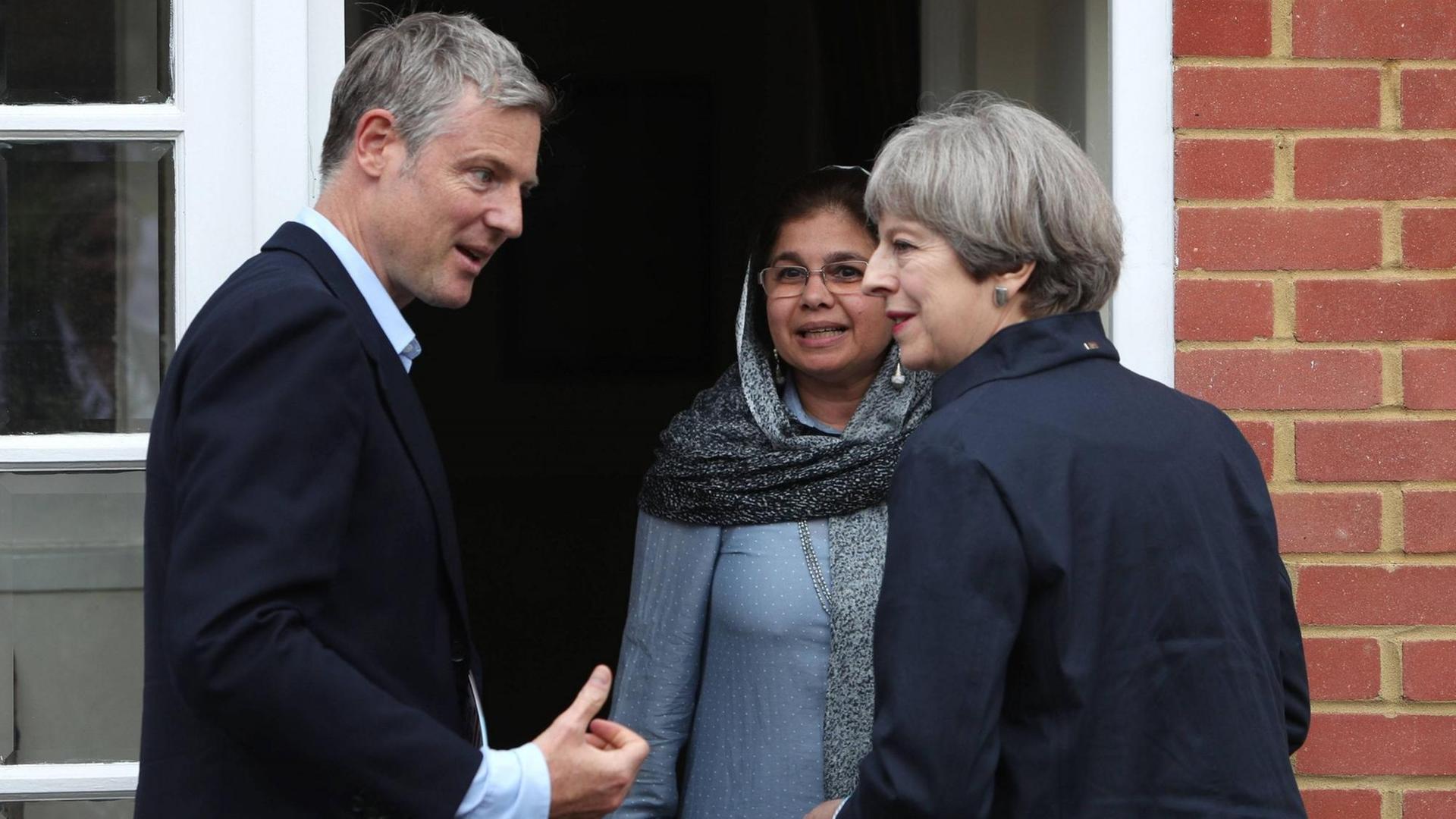 Die britische Premierministerin Theresa May und der Abgeordnete der Tories, Zac Goldsmith, im Gespräch mit einer potenziellen Wählerin in Richmond.