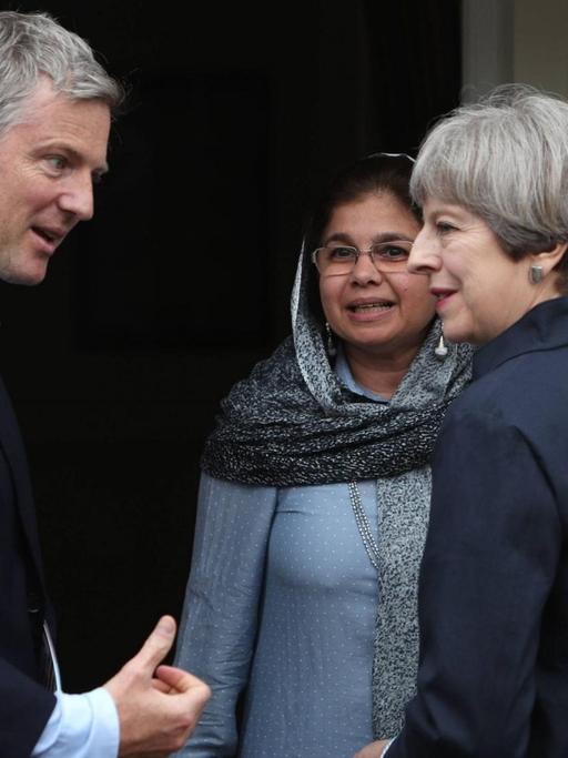 Die britische Premierministerin Theresa May und der Abgeordnete der Tories, Zac Goldsmith, im Gespräch mit einer potenziellen Wählerin in Richmond.