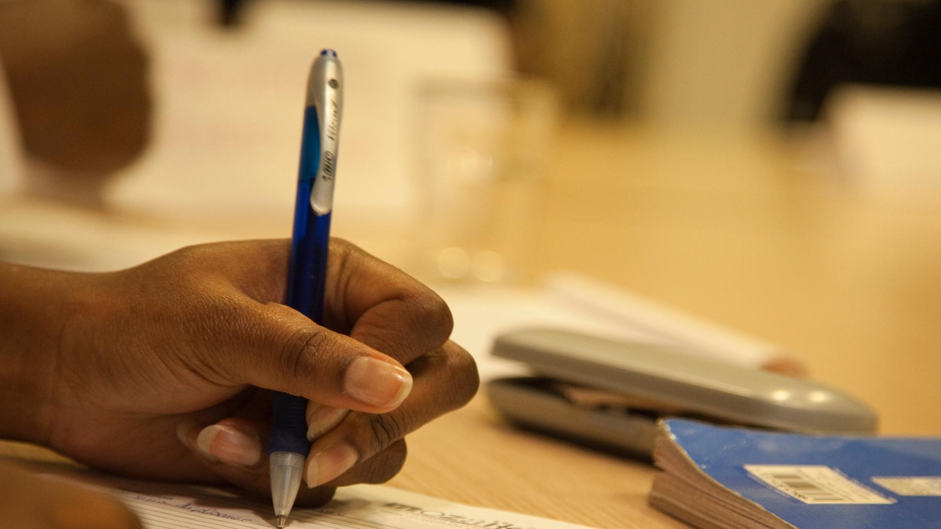 Ein Jugendlicher bei einem Bewerbungstraining in Paris. Ein Jugendlicher bei einem Bewerbungstraining in Paris.